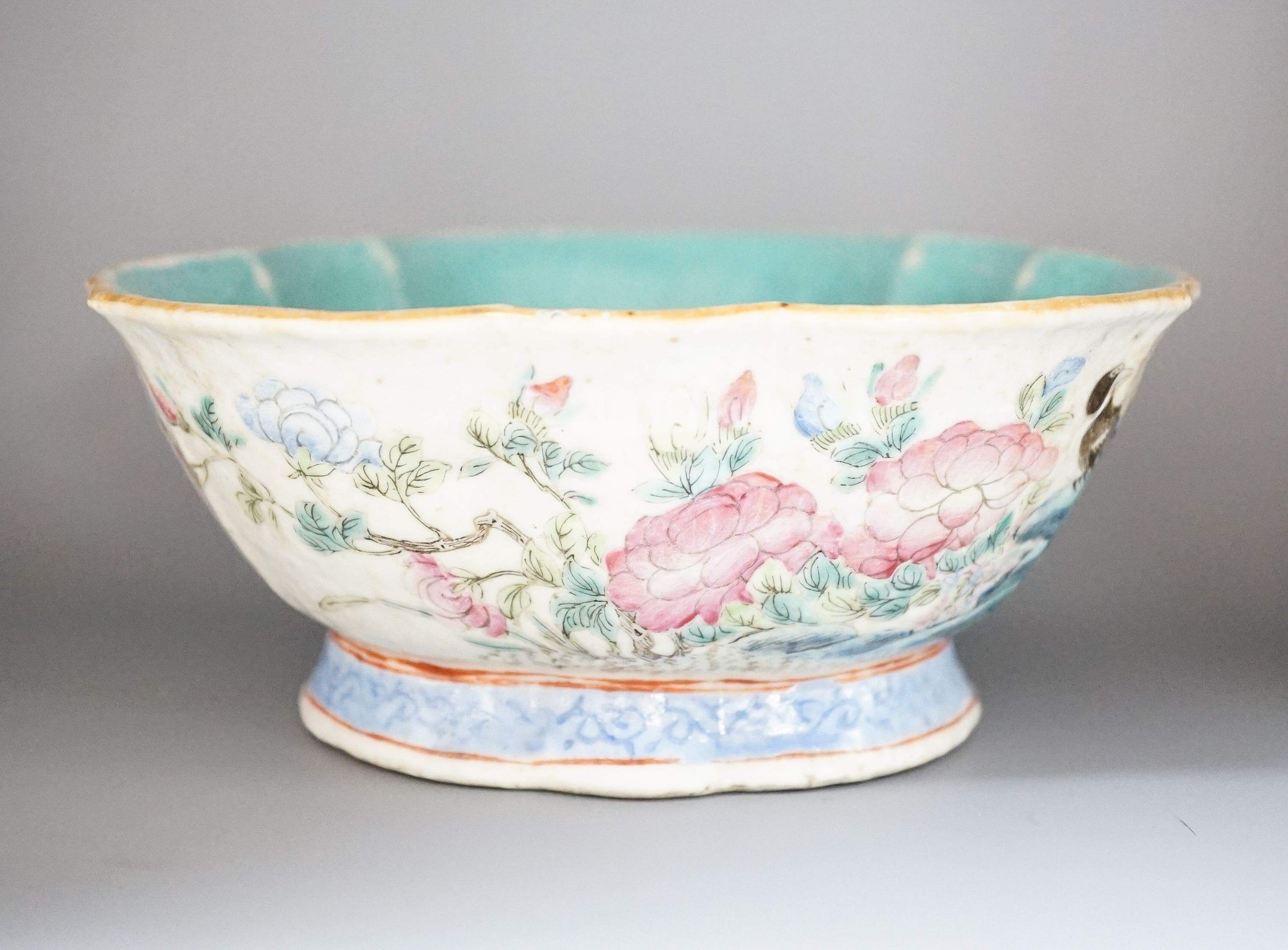 A Chinese famille rose bowl, Tongzhi mark and period, 16cm